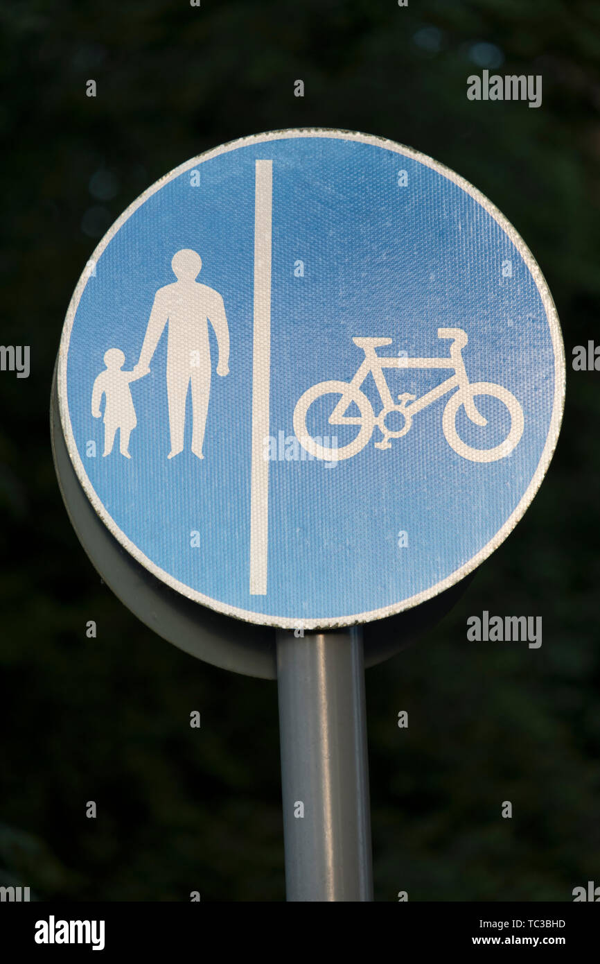 Runder, blauer Verkehrszeichen, die darauf hinweist, dass der Weg geteilt wird, eine Dual Path vom Fußgänger eine Seite ein Radfahrer. Stockfoto