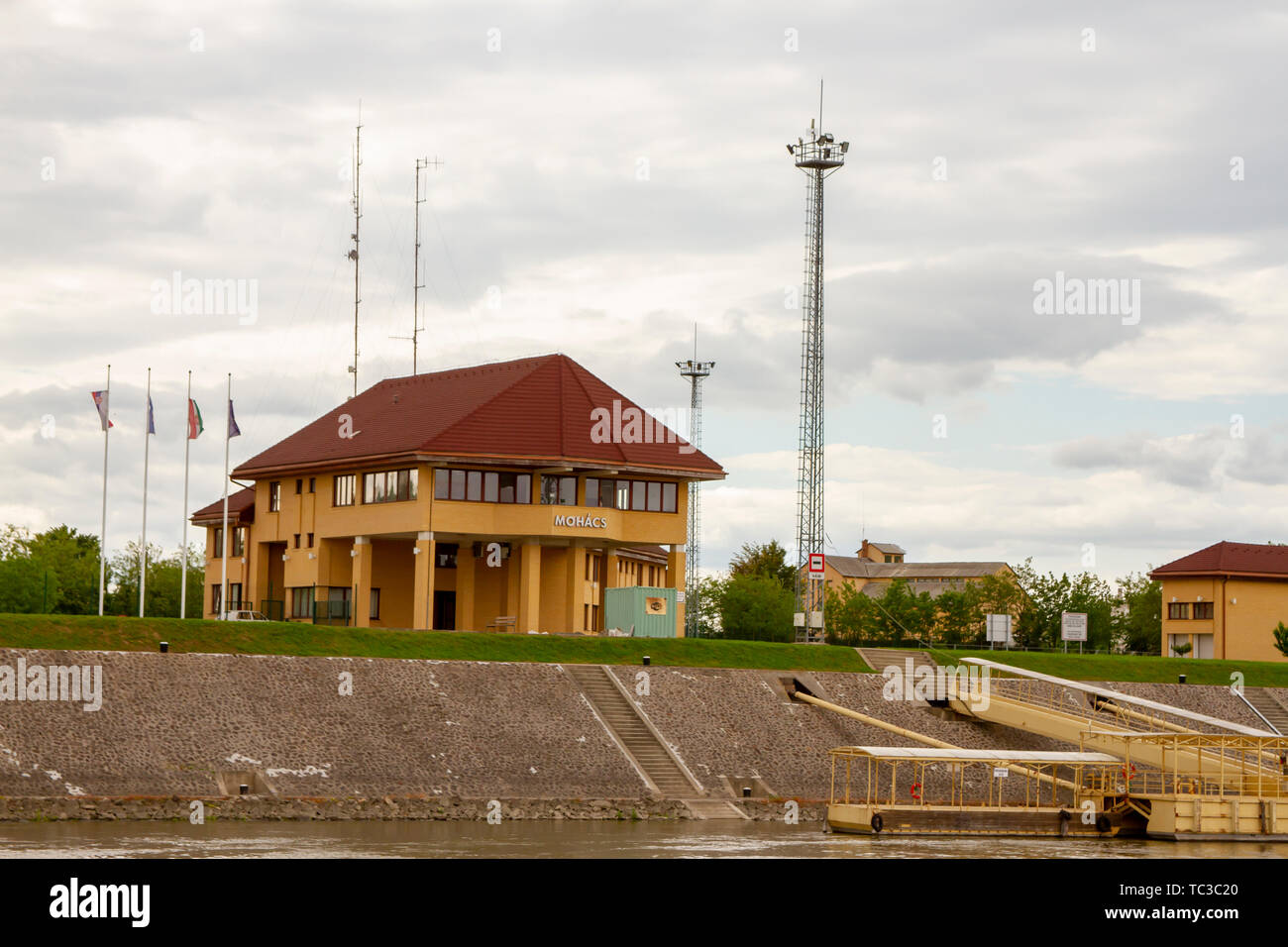 Mohacs, Kroatien - 23. Mai 2019: Grenzübergang auf der Donau zwischen Kroatien und Ungarn zwischen EU- und Nicht-EU-Land. Stockfoto
