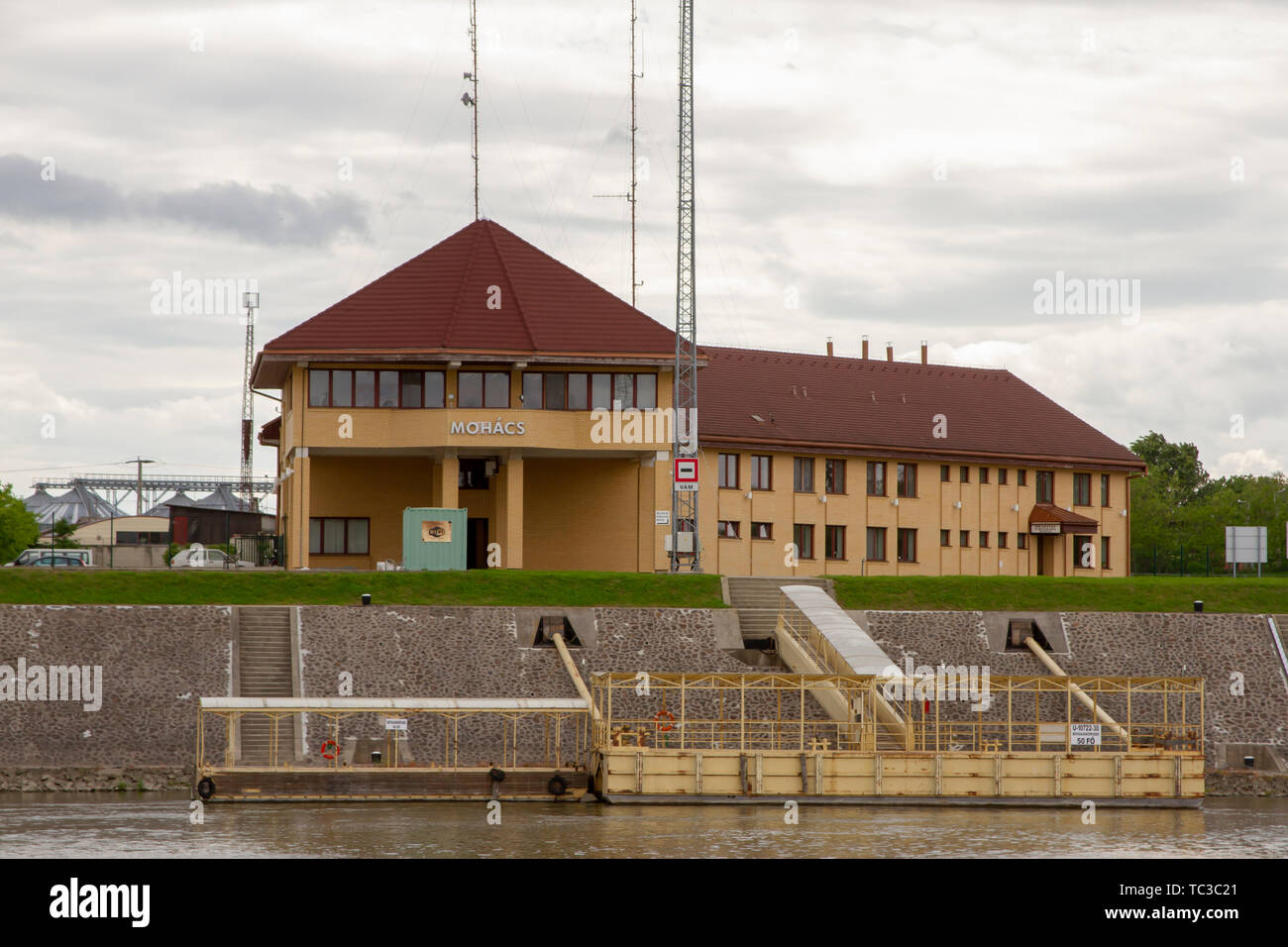 Mohacs, Kroatien - 23. Mai 2019: Grenzübergang auf der Donau zwischen Kroatien und Ungarn zwischen EU- und Nicht-EU-Land. Stockfoto