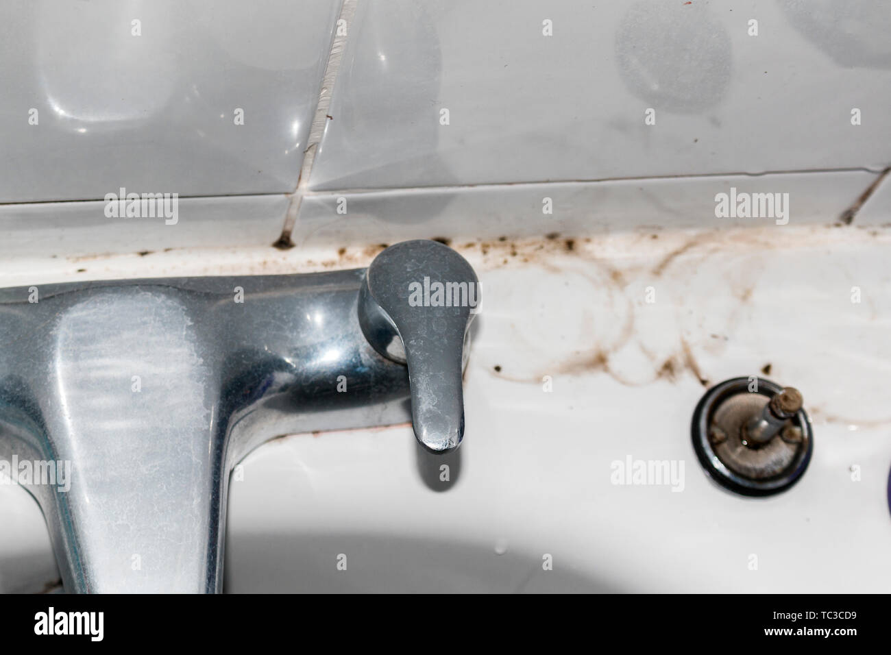 Badezimmer Schmutz und Schimmel auf den Fugen und Fliesen hinter Taps Stockfoto