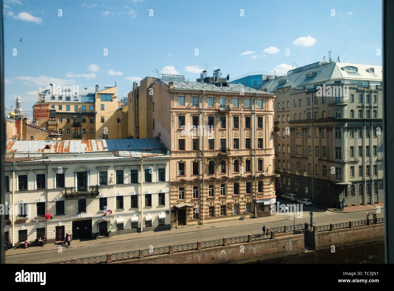 Blick auf sowjetische Apartmentgebäude vom Winterpalast der staatlichen Eremitage in Sankt Petersburg, Russland Stockfoto