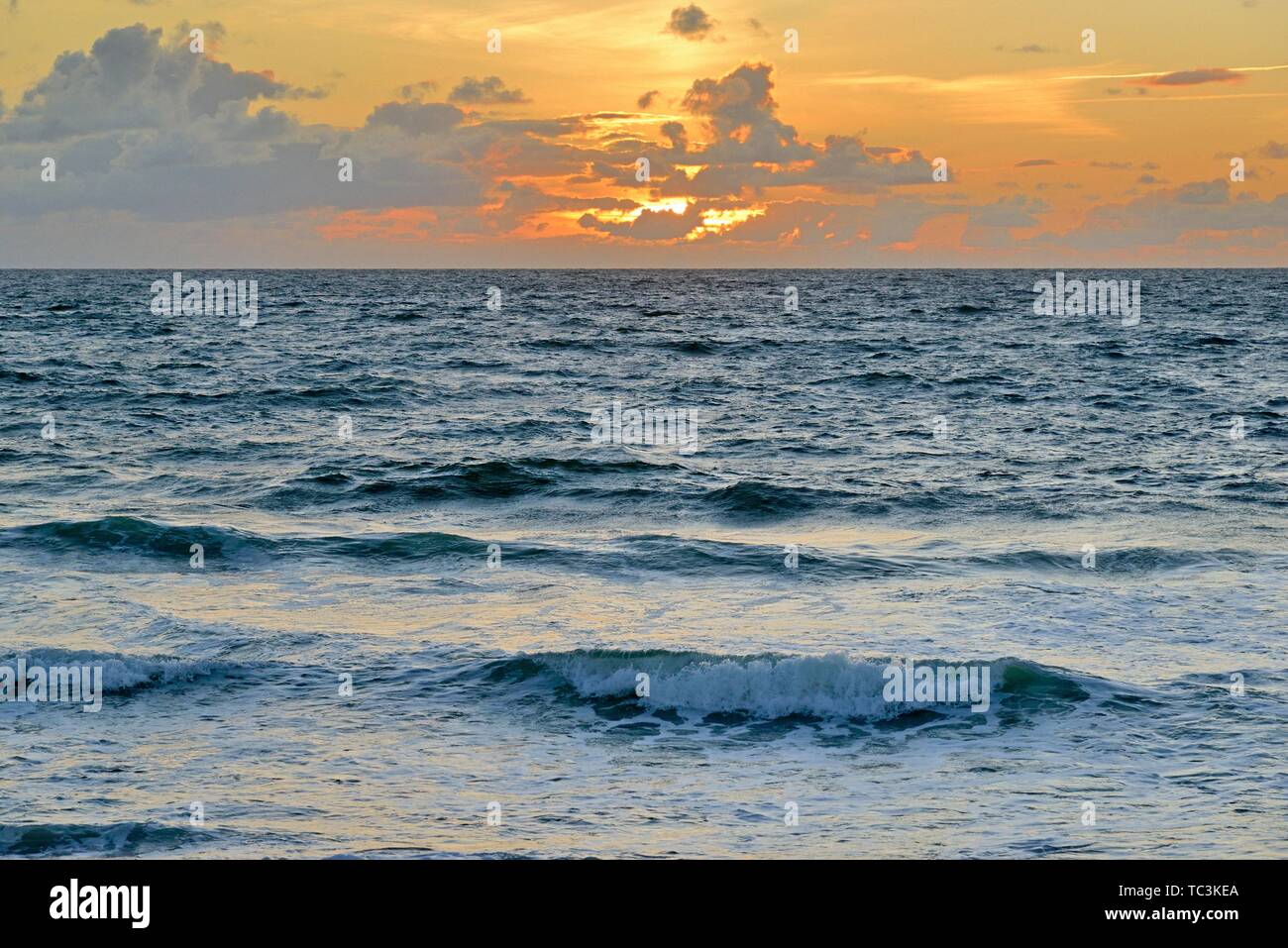 Wellen laufen am Strand bei Sonnenuntergang, Nordsee, Kampen, Sylt, Nordfriesische Inseln, Nordfriesland, Schleswig-Holstein, Deutschland Stockfoto