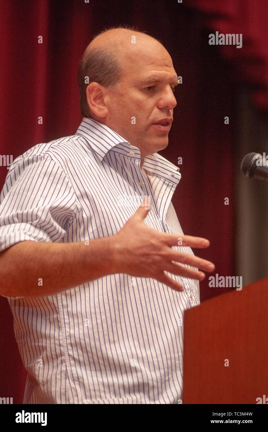 David Simon, ein fernsehproduzent und Schöpfer der HBO-TV-Show der Draht, der an einem Podium an der Johns Hopkins Universität, Baltimore, Maryland, 26. September 2007 spricht. Vom Homewood Sammlung Fotografie. () Stockfoto