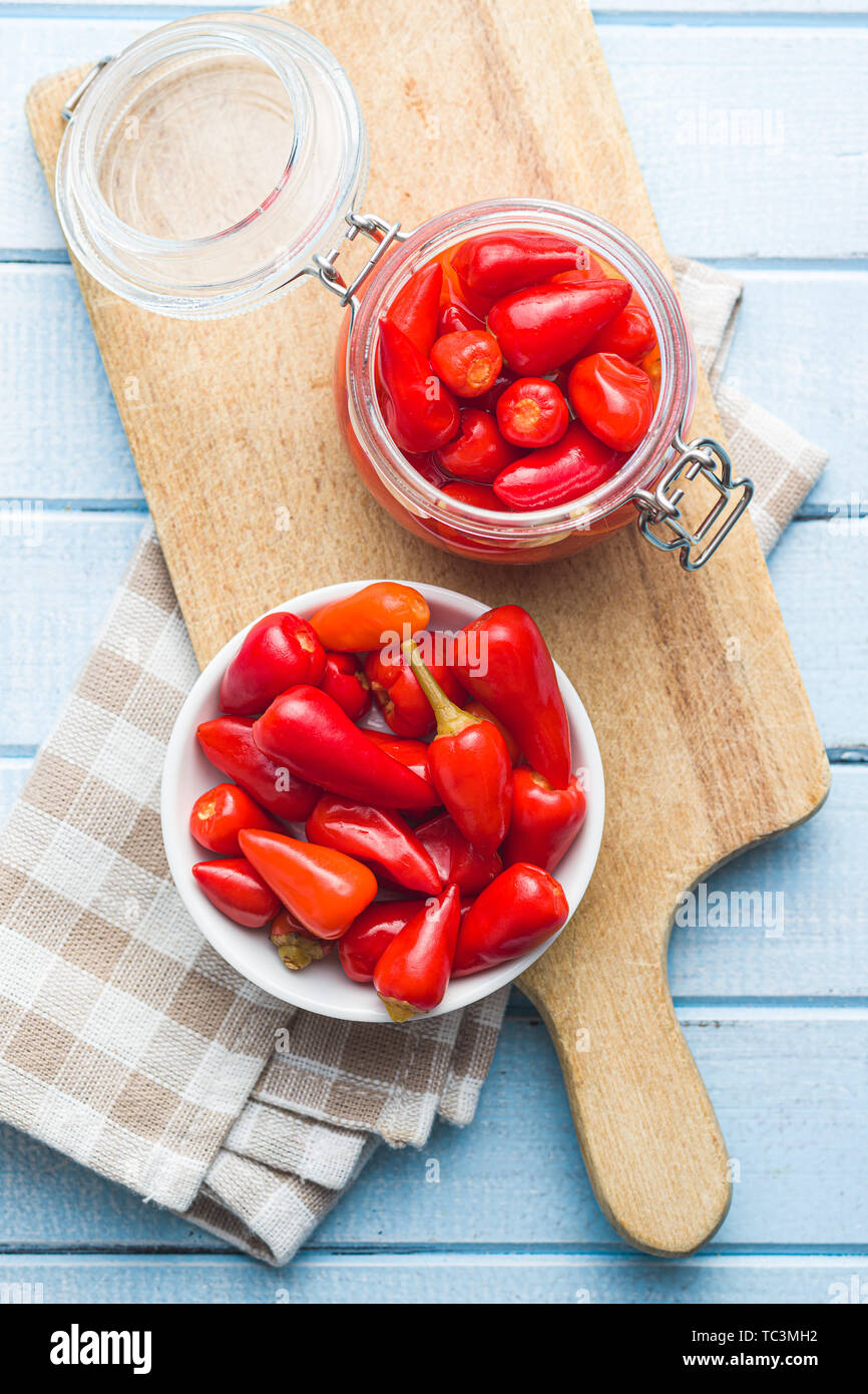 Eingelegte Peperoni in der Schüssel. Stockfoto