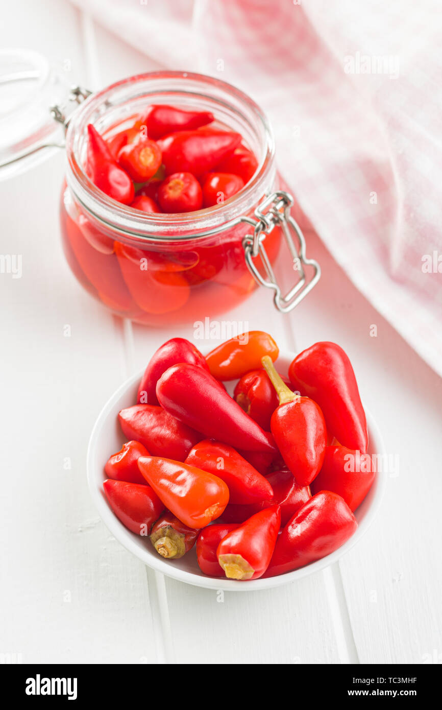 Eingelegte Peperoni in der Schüssel. Stockfoto