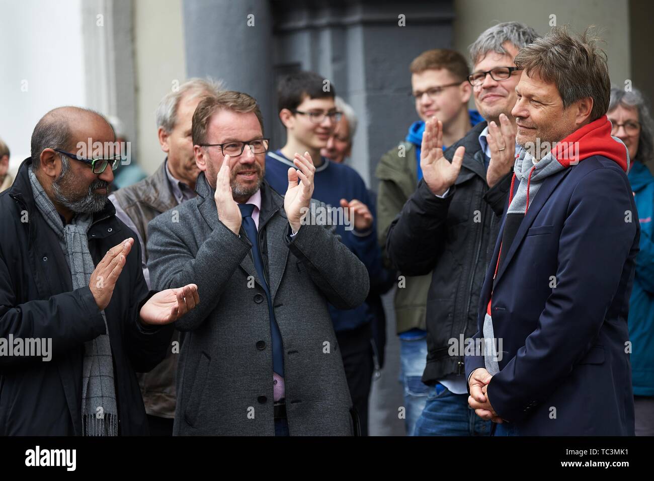 Der Politiker Robert Habeck, des Vorsitzenden des BUNDNIS 90/DIE GRUNEN, genießt den Applaus nach einem Wahlkampf Aussehen am Stockfoto