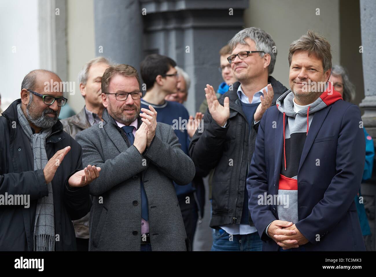 Der Politiker Robert Habeck, des Vorsitzenden des BUNDNIS 90/DIE GRUNEN, genießt den Applaus nach einem Wahlkampf Aussehen am Stockfoto