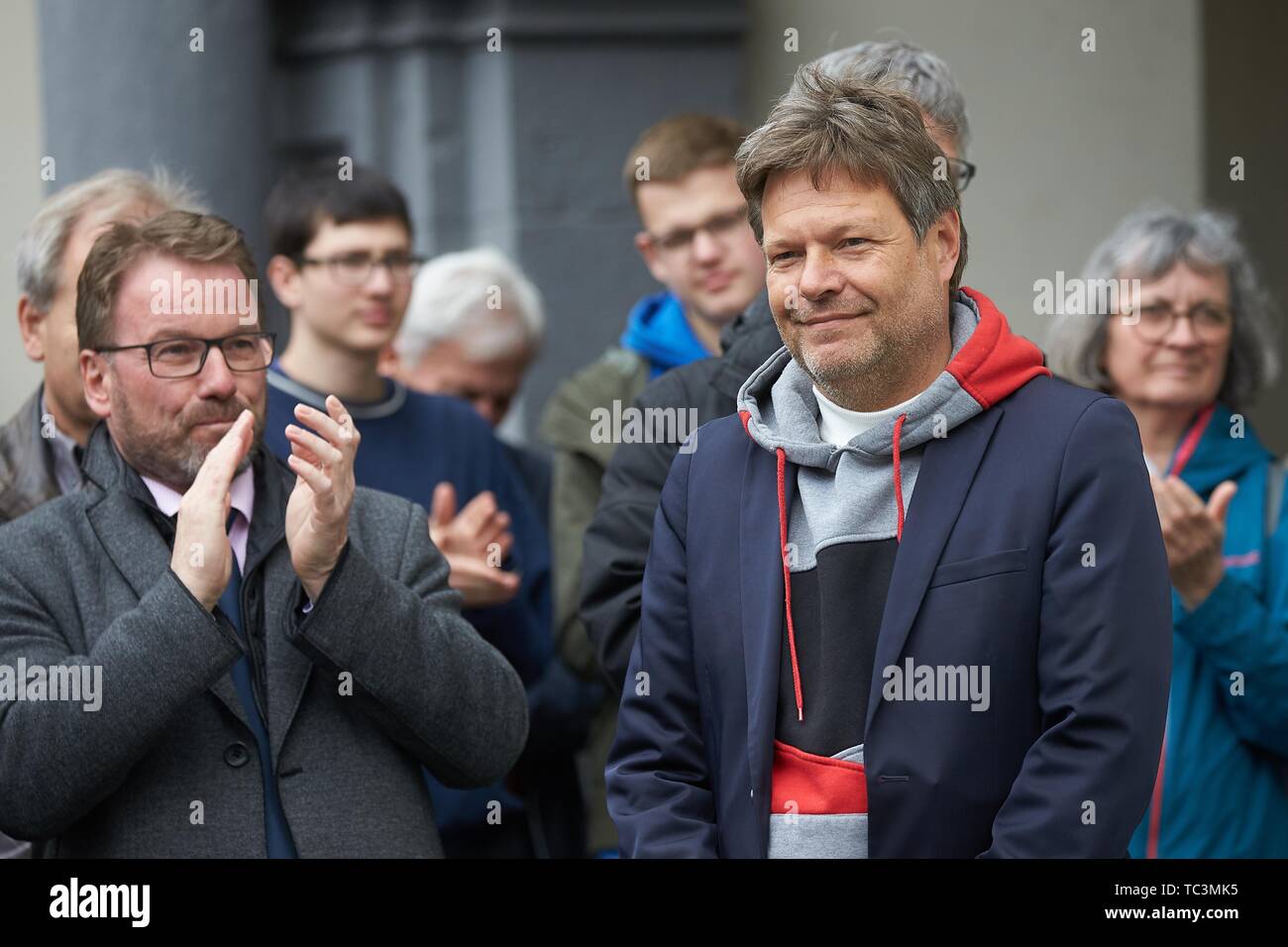 Der Politiker Robert Habeck, des Vorsitzenden des BUNDNIS 90/DIE GRUNEN, genießt den Applaus nach einem Wahlkampf Aussehen am Stockfoto