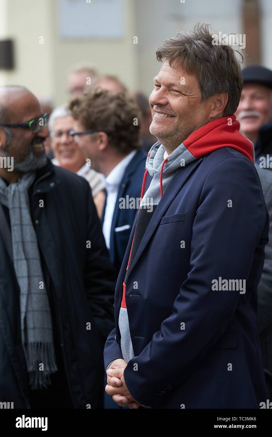 Der Politiker Robert Habeck, des Vorsitzenden des BUNDNIS 90/DIE GRUNEN, genießt den Applaus nach einem Wahlkampf Aussehen am Stockfoto