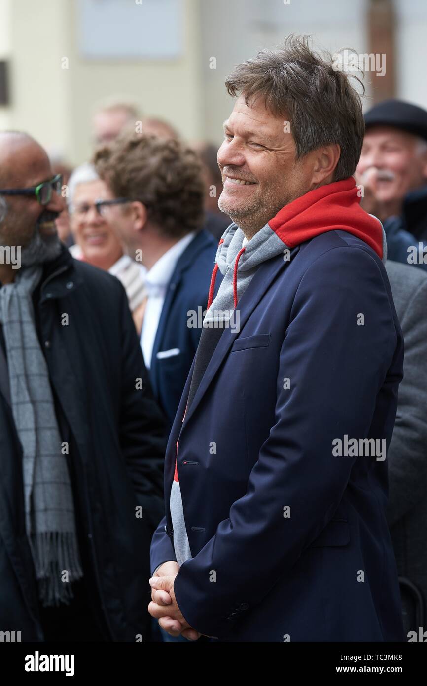 Der Politiker Robert Habeck, des Vorsitzenden des BUNDNIS 90/DIE GRUNEN, genießt den Applaus nach einem Wahlkampf Aussehen am Stockfoto
