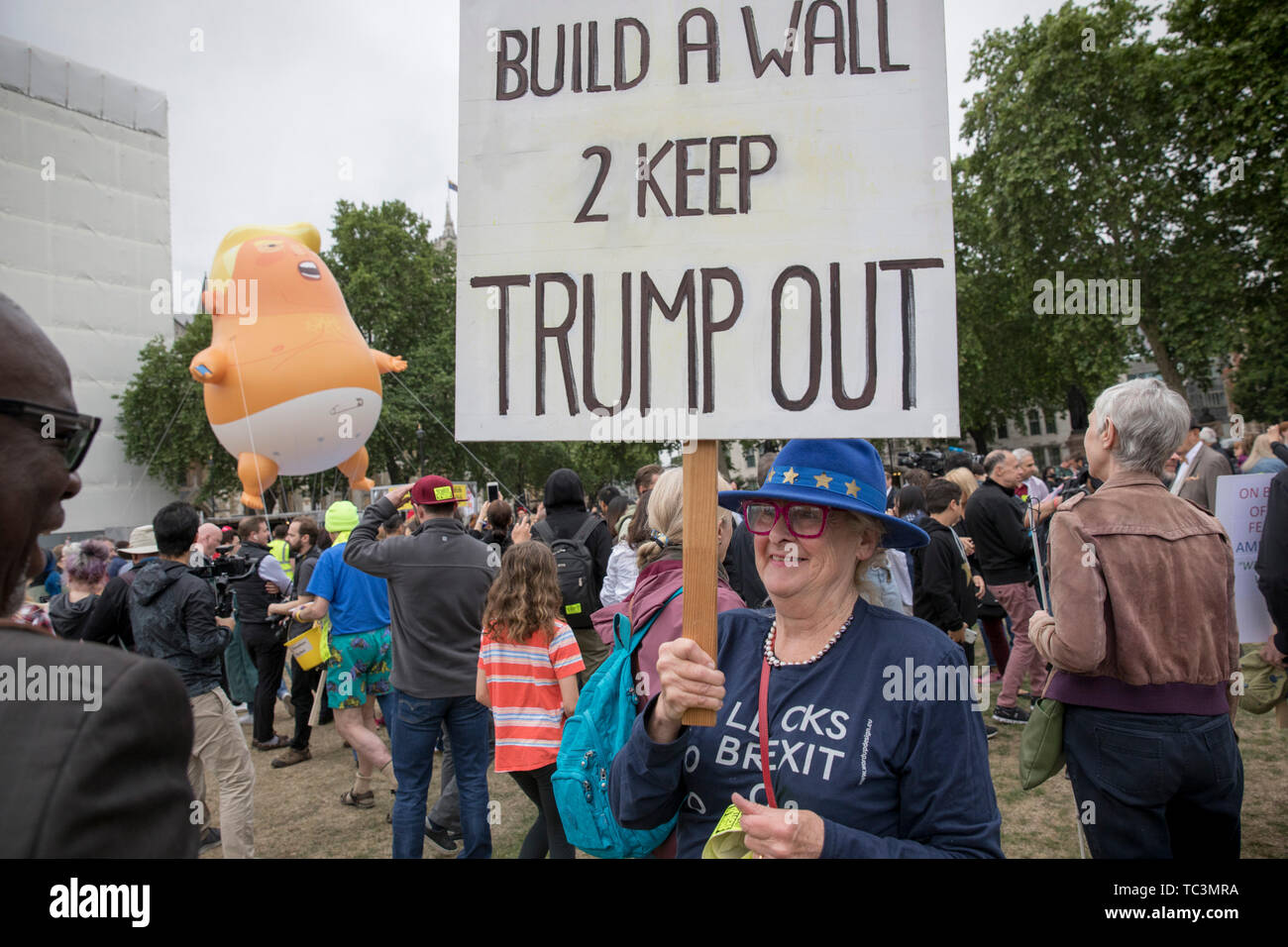 Ein Demonstrator hält ein Plakat gegen die Außenpolitik Trumpf während der anti-Trumpf-Rallye am zweiten Tag der Besuch des amerikanischen Präsidenten in Großbritannien. Stockfoto