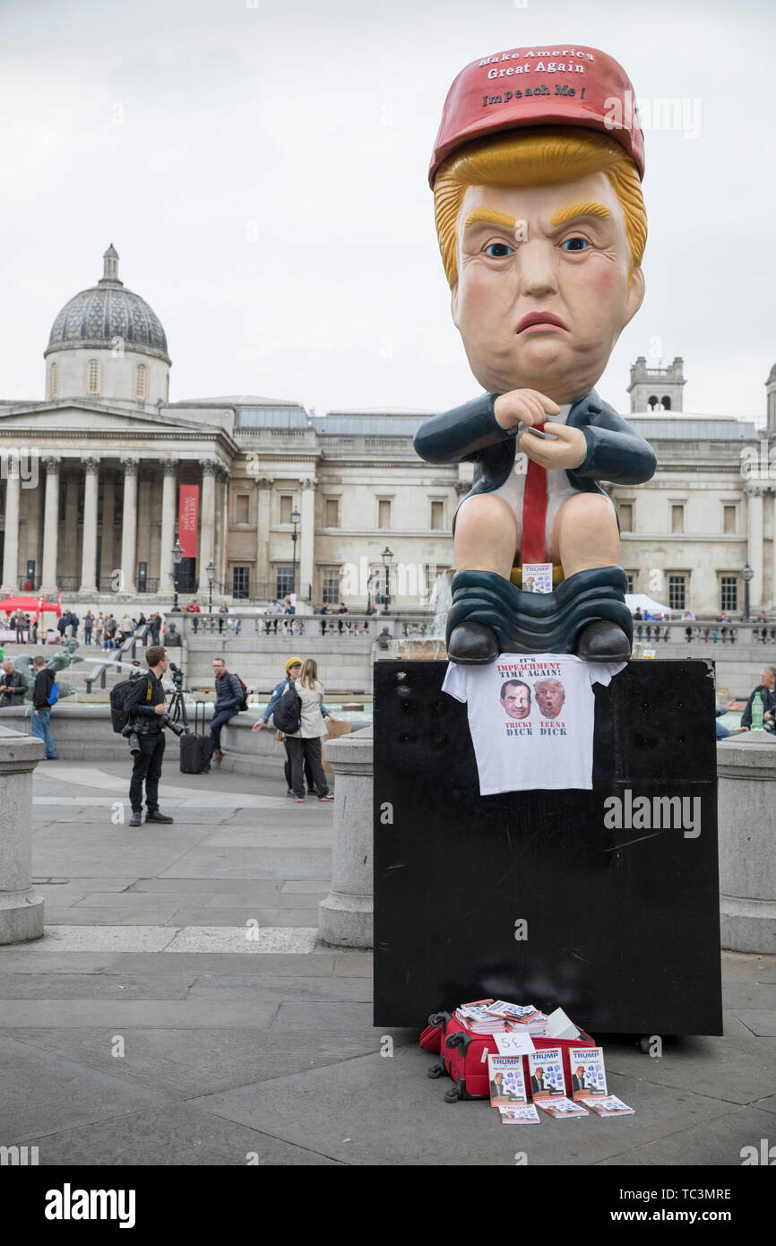 Eine Skulptur von Donald Trump twittern auf einer Toilette erscheint vor der National Gallery am Trafalgar Square während der anti-Trumpf-Rallye am zweiten Tag der Besuch des amerikanischen Präsidenten in Großbritannien. Stockfoto