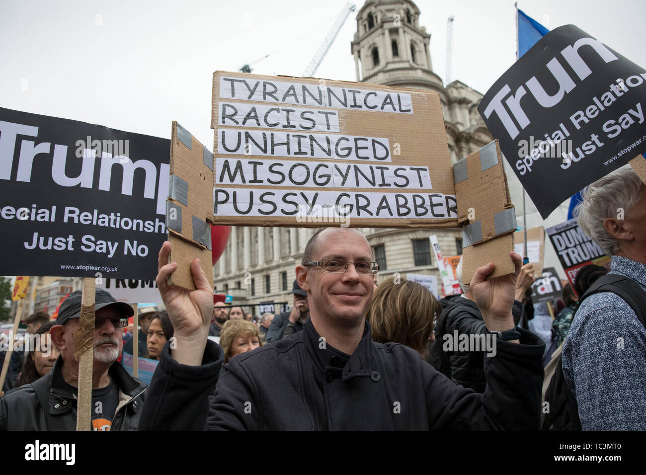 Die Demonstranten halten Plakate hoch, während der anti-Trumpf-Rallye am zweiten Tag der Besuch des amerikanischen Präsidenten in Großbritannien. Stockfoto