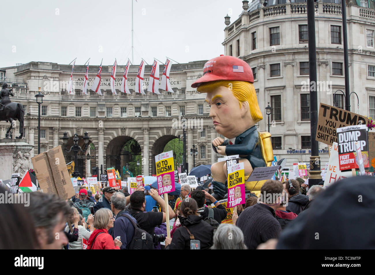 Ein riesiger Roboter von Trump Twittern in der Toilette wird während der anti-Trumpf-Rallye am zweiten Tag der Staatsbesuch des amerikanischen Präsidenten, Großbritannien durchgeführt. Stockfoto