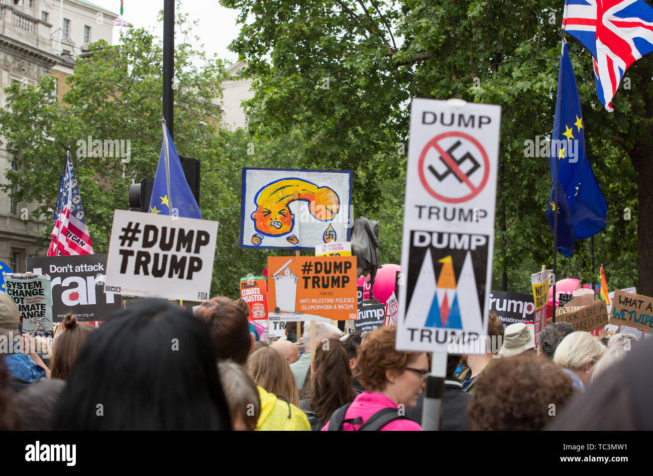 Die Demonstranten halten Plakate hoch, während der anti-Trumpf-Rallye am zweiten Tag der Besuch des amerikanischen Präsidenten in Großbritannien. Stockfoto