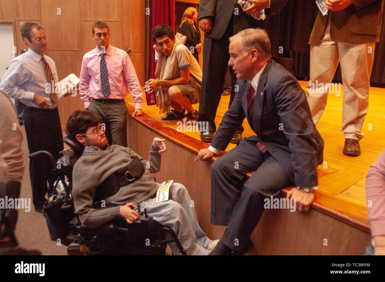 Amerikanische Politiker Howard Dean sitzt lässig beim Sprechen mit einer Person in einem Rollstuhl an der Johns Hopkins Universität, Baltimore, Maryland, 11. Oktober 2007. Vom Homewood Sammlung Fotografie. () Stockfoto