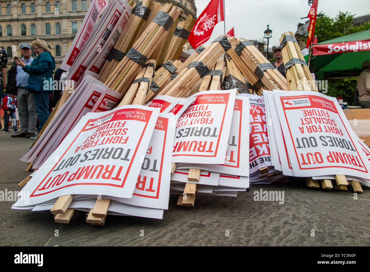 Stapel von Plakaten auf dem Trafalgar Square in der Vorbereitung der Demonstration gegen den Staatsbesuch des Donald Trump Stockfoto