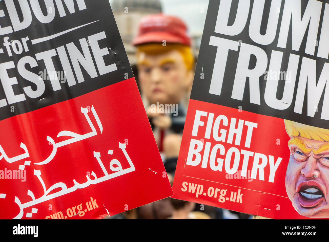 Demonstranten am Trafalgar Square gegen den Staatsbesuch des Donald Trump demonstrieren Stockfoto
