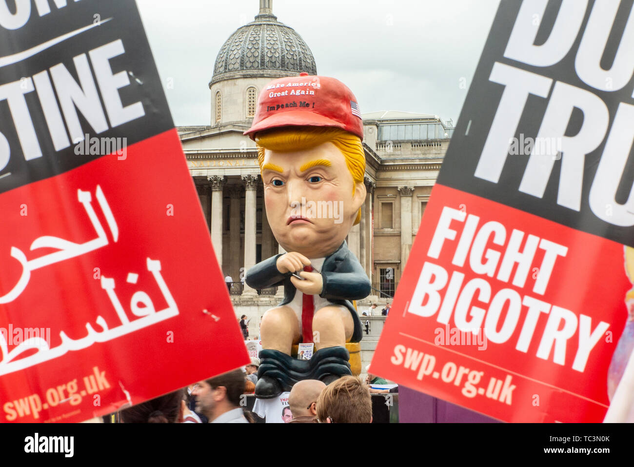 Demonstranten am Trafalgar Square gegen den Staatsbesuch des Donald Trump demonstrieren Stockfoto