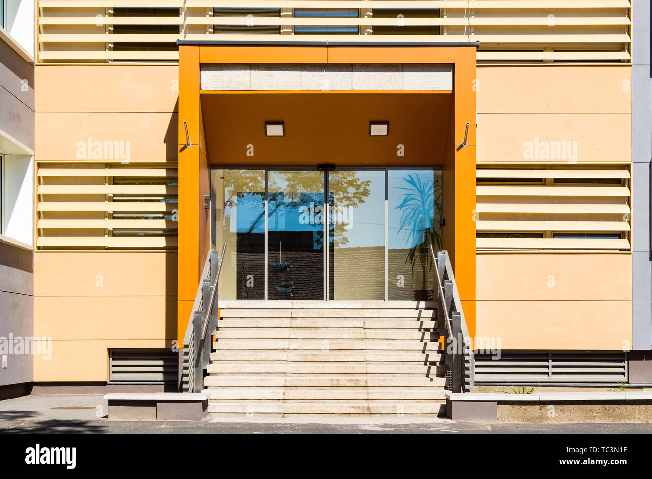 Moderne Eingang der Geodätischen und Geophysikalischen Institut der Ungarischen Akademie der Wissenschaften in Sopron, Ungarn Stockfoto