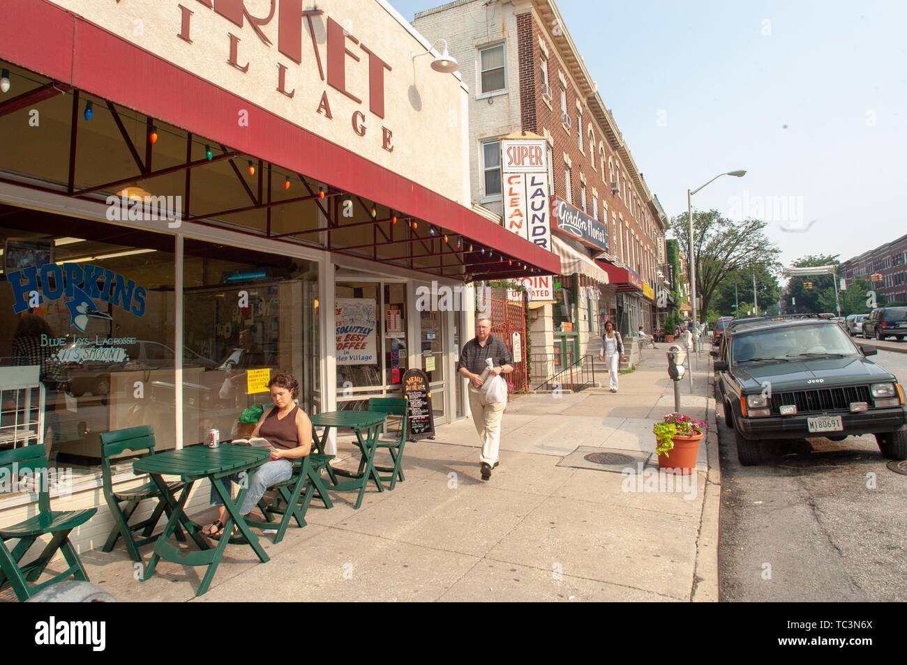 Gönner und Fußgänger außerhalb Wirbel Markt, an einem sonnigen Tag, auf Saint Paul Street in der Charles Village Nachbarschaft von Baltimore, Maryland, 8. Juni 2004. Vom Homewood Sammlung Fotografie. () Stockfoto
