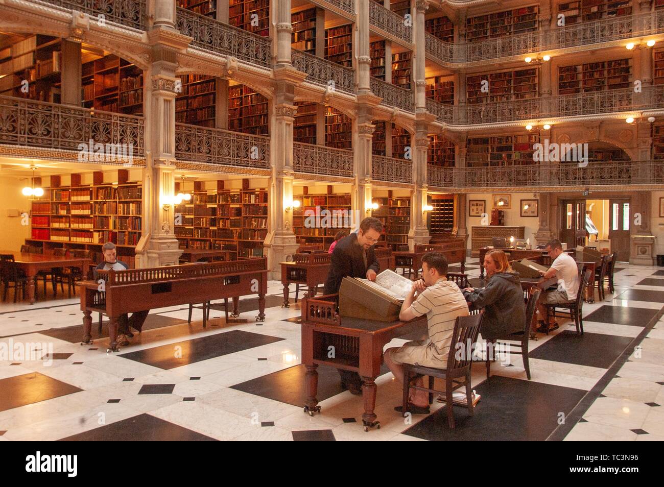 Schrägansicht der Gönner an Bücher suchen im Erdgeschoss des George Peabody Library an der Johns Hopkins Universität, Baltimore, Maryland, 11. Juni 2004. Vom Homewood Sammlung Fotografie. () Stockfoto