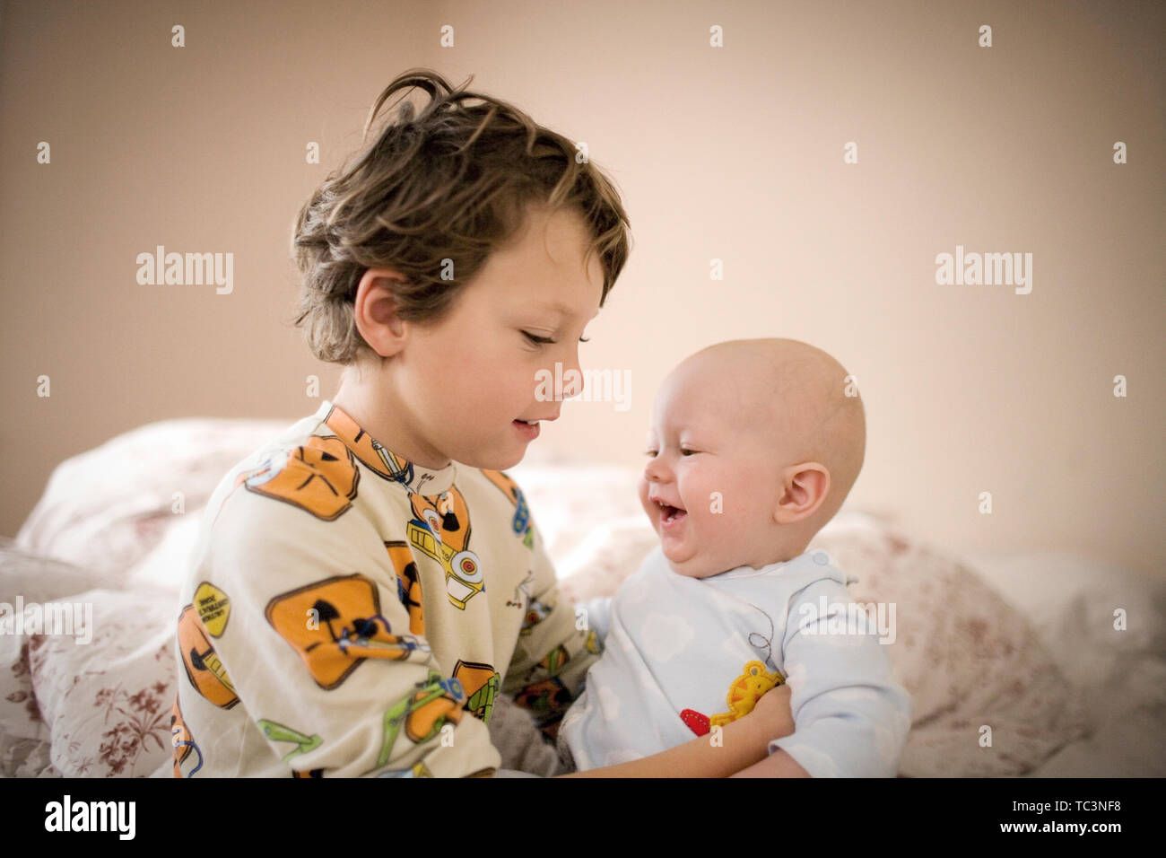 Ein Junge sein neues Baby Bruder Holding. Stockfoto