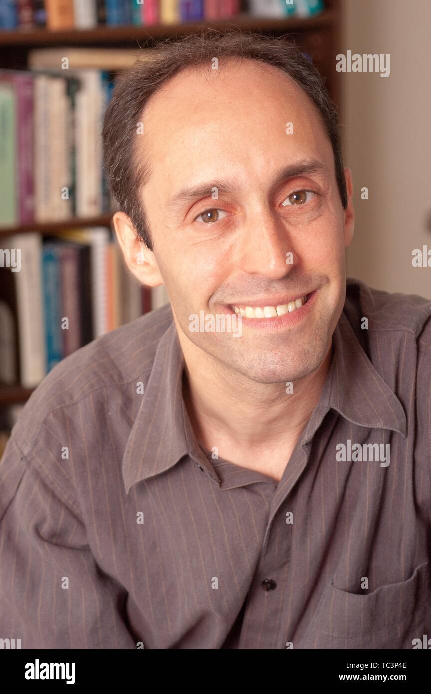 In der Nähe von Zentrum für Sprache und Sprachverarbeitung Professor Jason Eisner, mit Blick auf die Kamera und lächelnd, an der Johns Hopkins Universität, Baltimore, Maryland, 11. Juli 2005. Vom Homewood Sammlung Fotografie. () Stockfoto