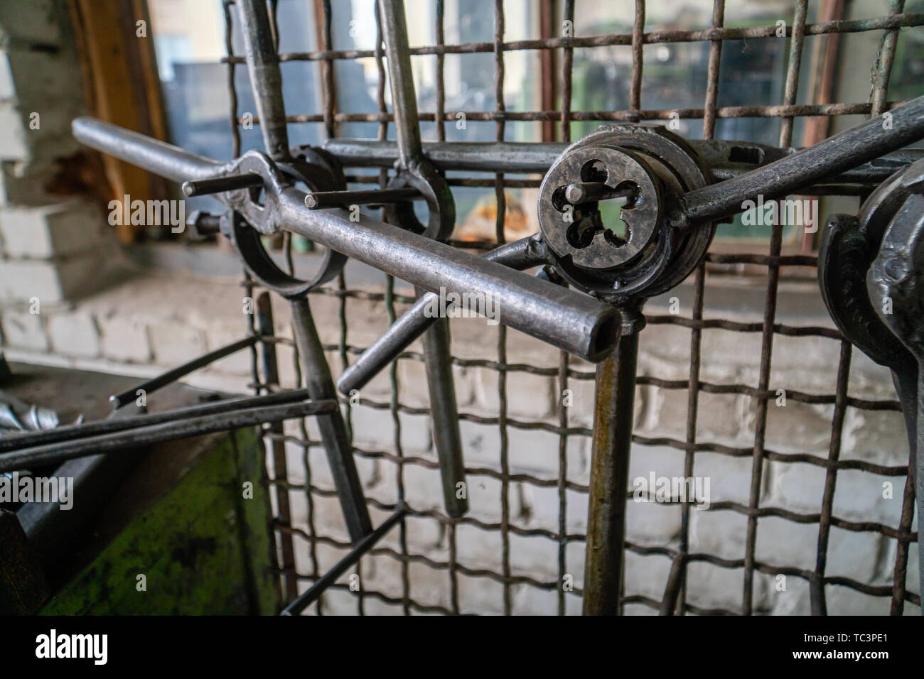 Metallverarbeitung Werkzeuge auf maßgeschneiderte Rack gehängt Stockfoto