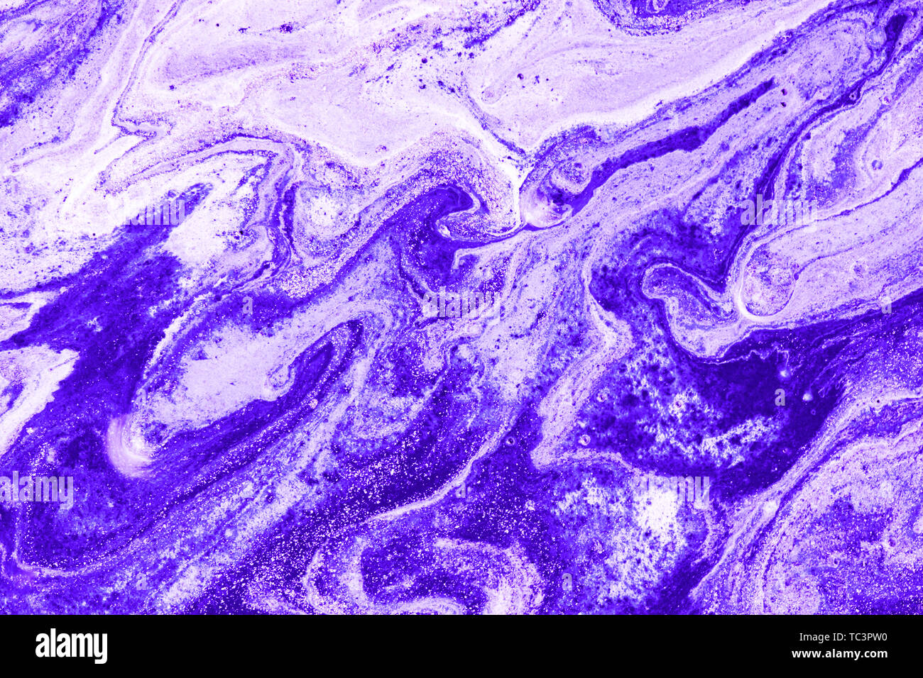 Flüssige Marmorierung Farbe Hintergrund. Fluid Malerei abstrakte Textur, Weiß und Violett Duplex. Farbe mischen. Moderne Kunst Stockfoto