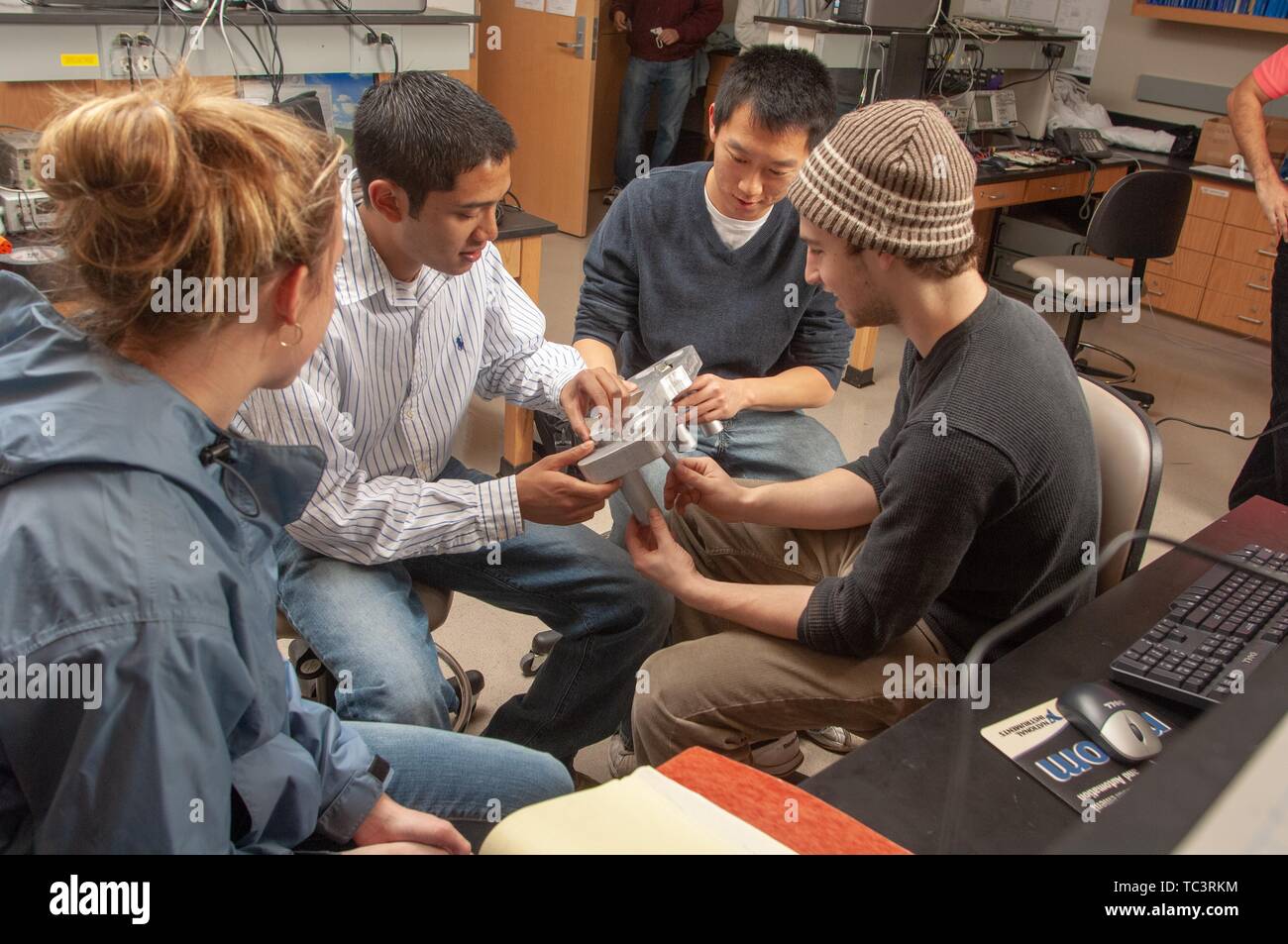 Eine kleine Gruppe der Biomedizinischen Technik und Innovation Design Studenten arbeiten zusammen an der Johns Hopkins Universität, Baltimore, Maryland, 12. Februar 2007. Vom Homewood Sammlung Fotografie. () Stockfoto