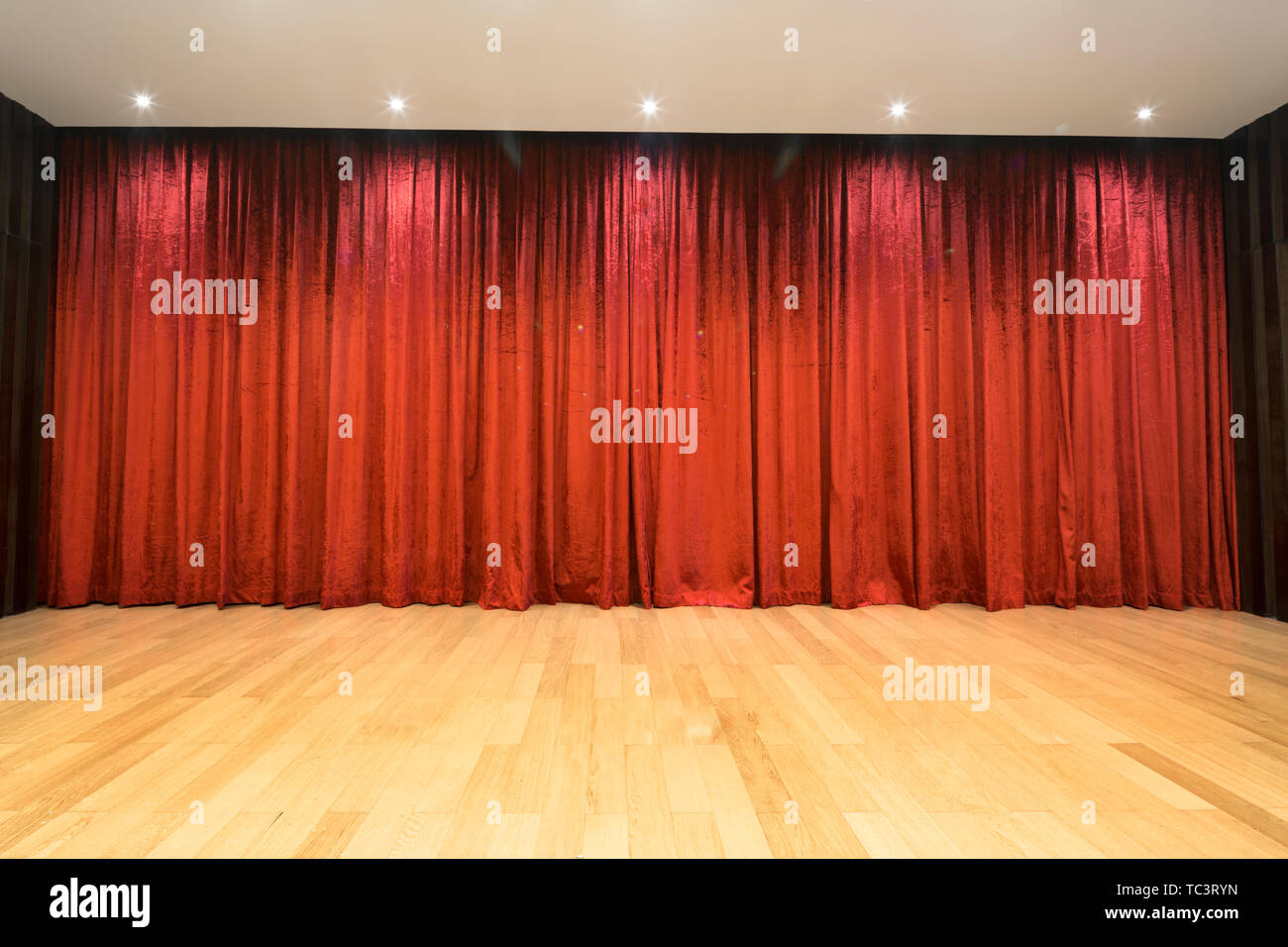 Leere Holz mit roten Vorhang Hintergrund Stockfoto