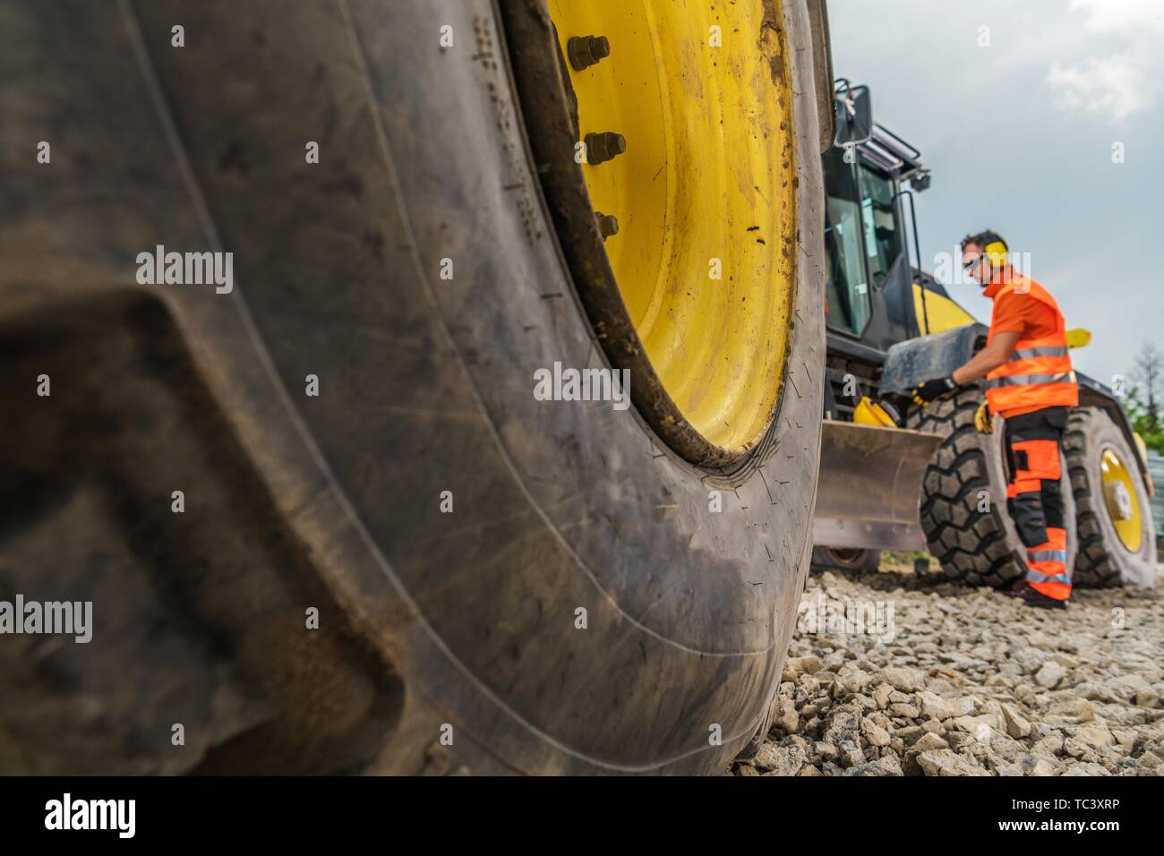 Heavy Equipment Rental Konzept Foto. Maschine und die Betreiber in einem Hintergrund. Industrielle Thema. Straßenbau Maschine. Stockfoto