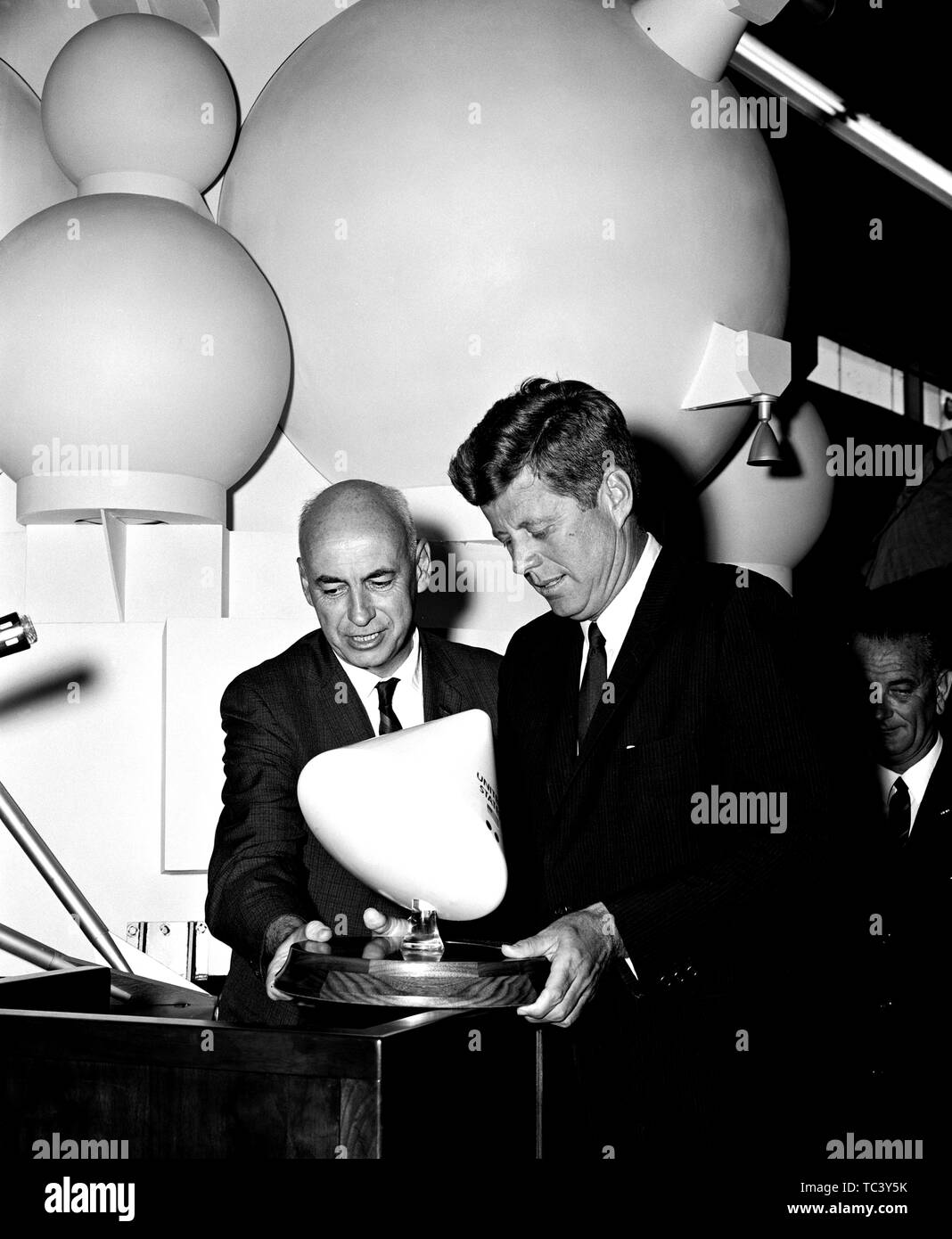 Präsident John F. Kennedy (1917-1963) und Dr. Robert R Gilruth (1913 - 2000) Blick auf ein kleines Modell der Apollo Befehl Modul, 12. September 1962. Mit freundlicher Genehmigung der Nationalen Luft- und Raumfahrtbehörde (NASA). () Stockfoto