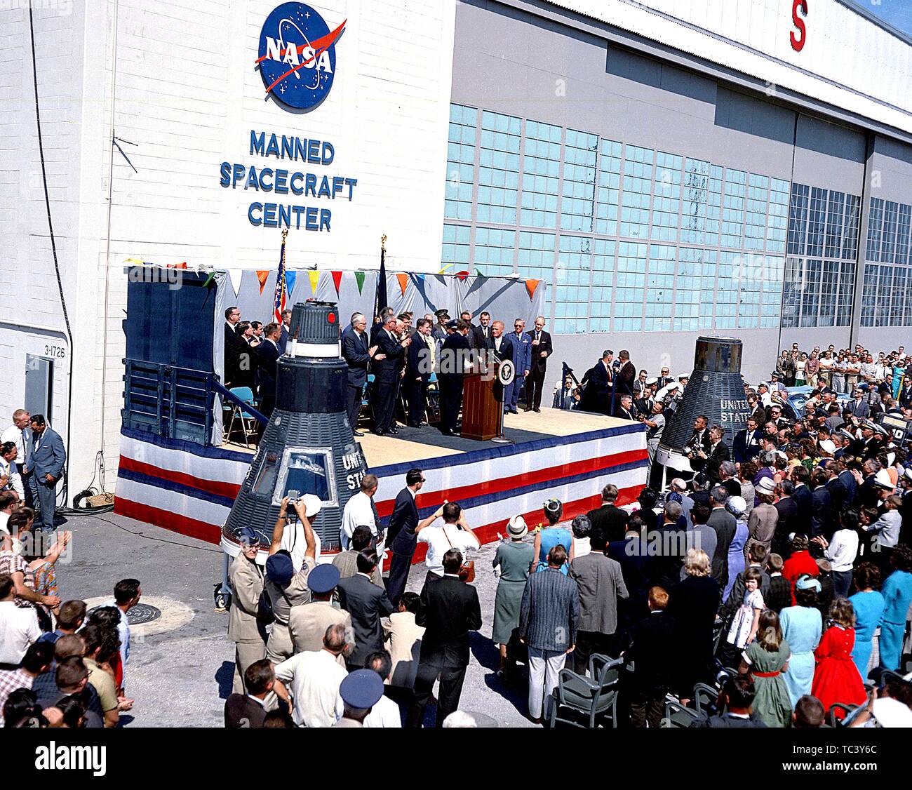 Präsident John F Kennedy bei der Begrüßungszeremonie zu Ehren John Glenn, der ersten amerikanischen Astronauten die Erde, Orbit in die bemannte Raumfahrzeuge Center in Houston, Texas, USA, 23. Februar 1962 an. Mit freundlicher Genehmigung der Nationalen Luft- und Raumfahrtbehörde (NASA). () Stockfoto