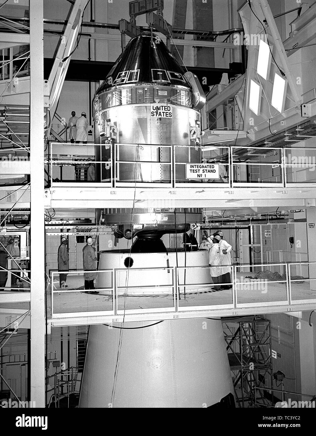 NASA-Ingenieure Paarung der Apollo 11 Befehl Service Module (CSM) an die Saturn V Lunar Module Adapter, 11. April 1969. Mit freundlicher Genehmigung der Nationalen Luft- und Raumfahrtbehörde (NASA). () Stockfoto