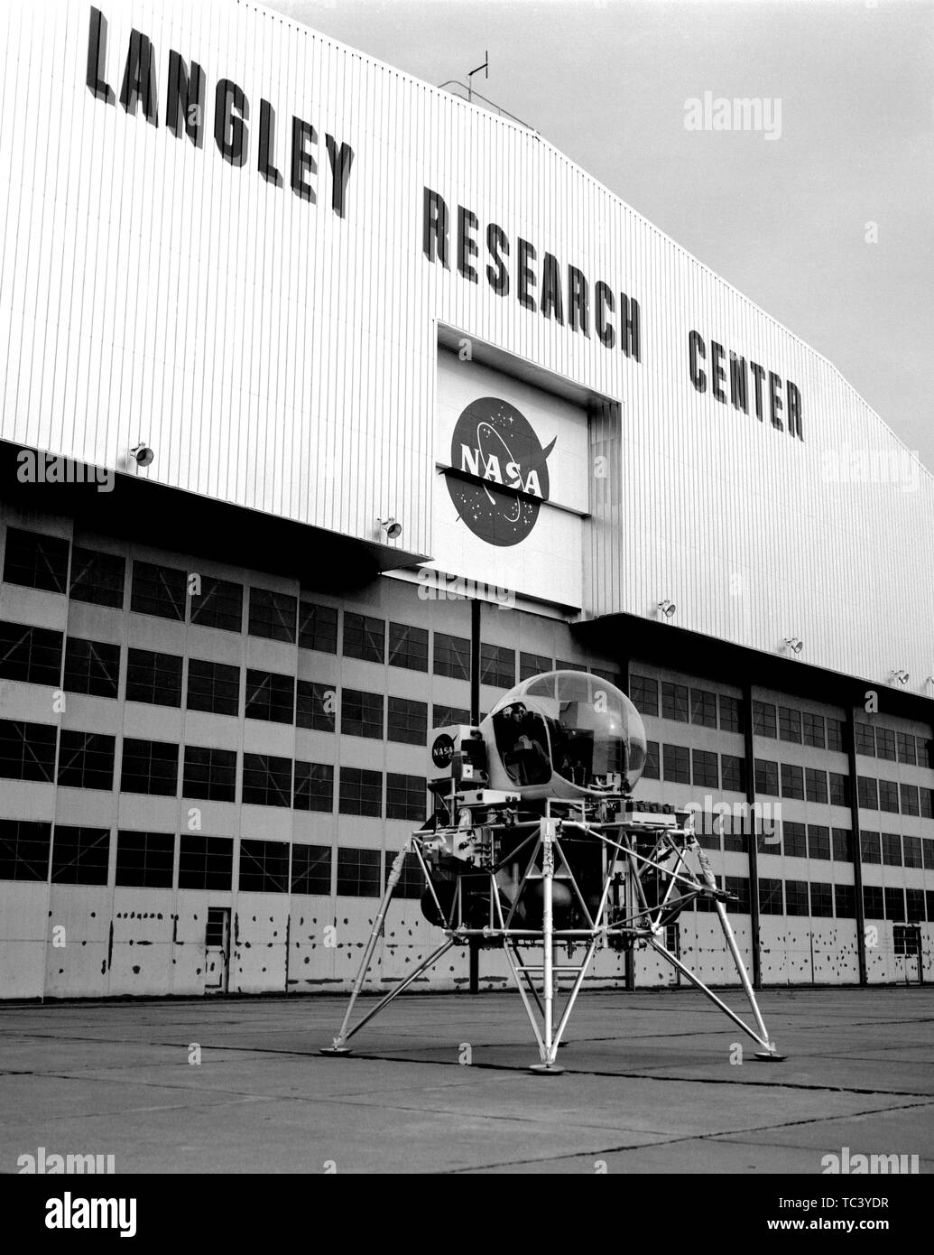Mondlandung Forschung Fahrzeug vor der NASA Langley Hangar am Langley Research Center, Hampton, Virginia, 2. Dezember 1963. Mit freundlicher Genehmigung der Nationalen Luft- und Raumfahrtbehörde (NASA). () Stockfoto