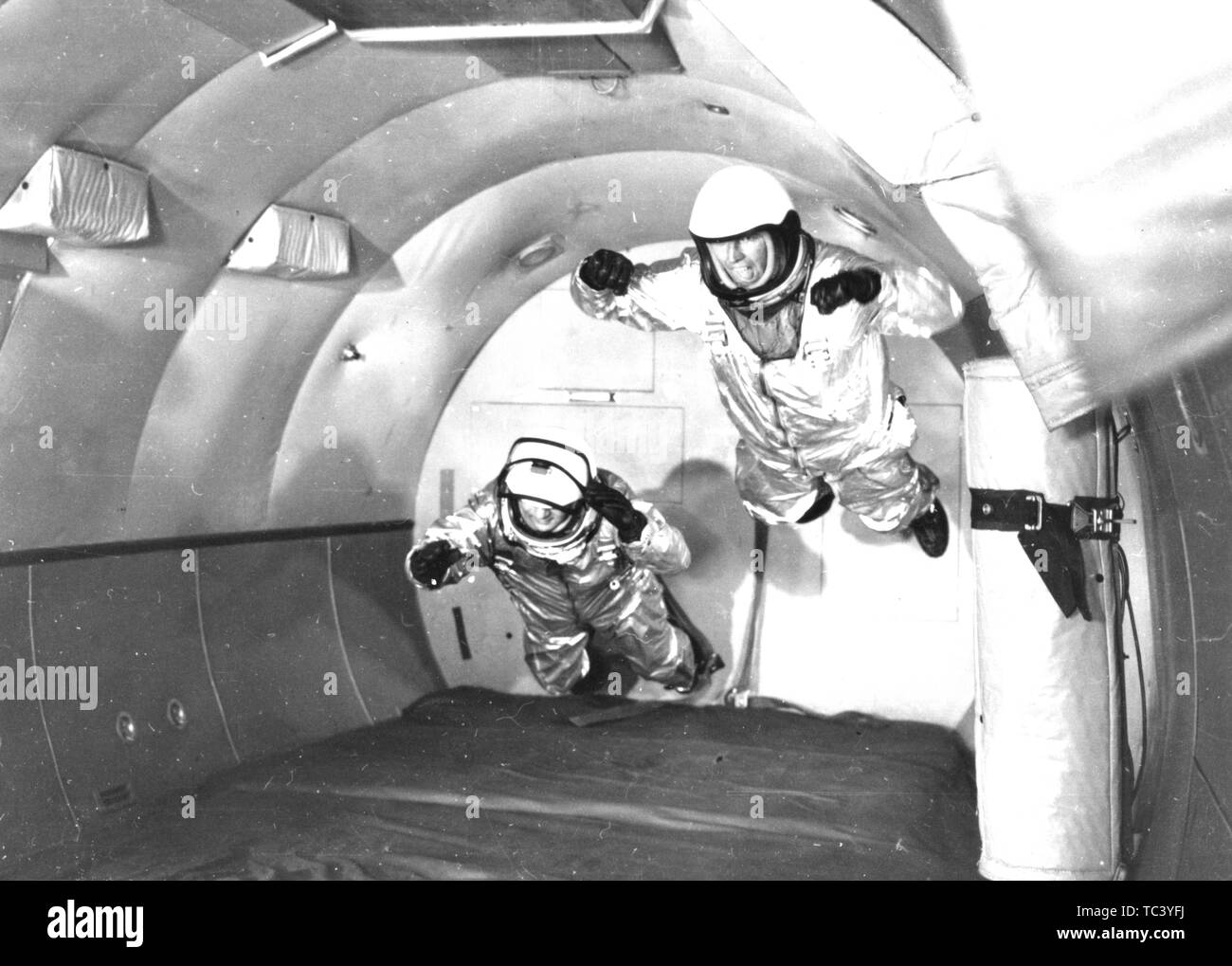 Mercury Astronauten in der Schwerelosigkeit simuliert Flug in C-131 Flugzeugen Flugbahn an Wright Air Development Center, Ohio, 1959. Mit freundlicher Genehmigung der Nationalen Luft- und Raumfahrtbehörde (NASA). () Stockfoto