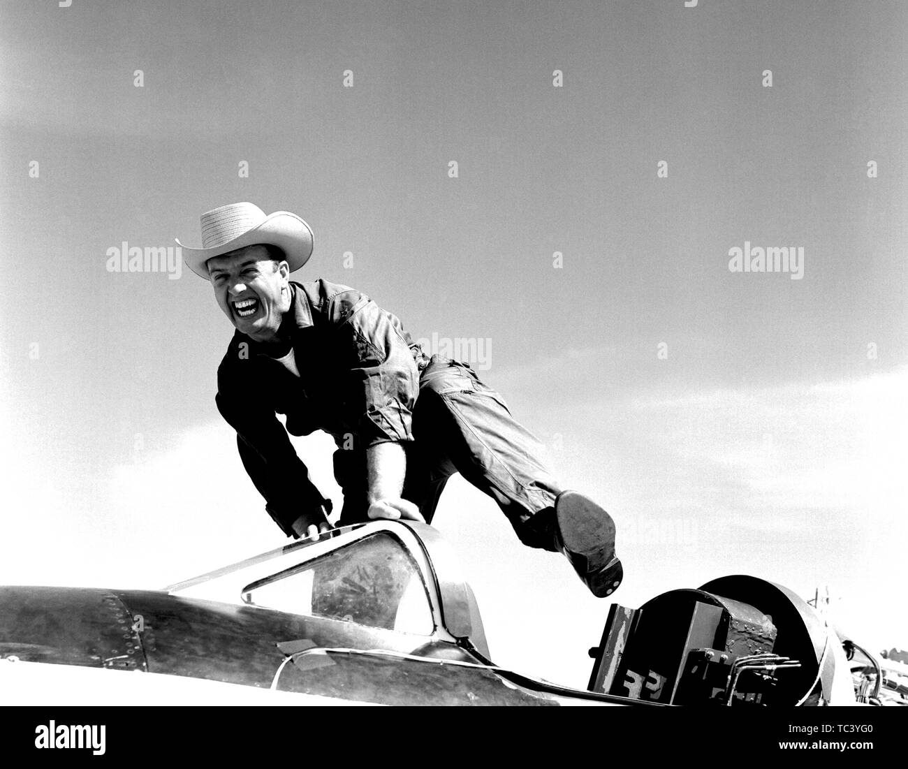 NACA High-Speed Flight Station Testpilot Joseph Walker auf seinem Bell Aircraft Corporation X-1a Flugzeuge in Edwards, Kalifornien, 1955. Mit freundlicher Genehmigung der Nationalen Luft- und Raumfahrtbehörde (NASA). () Stockfoto