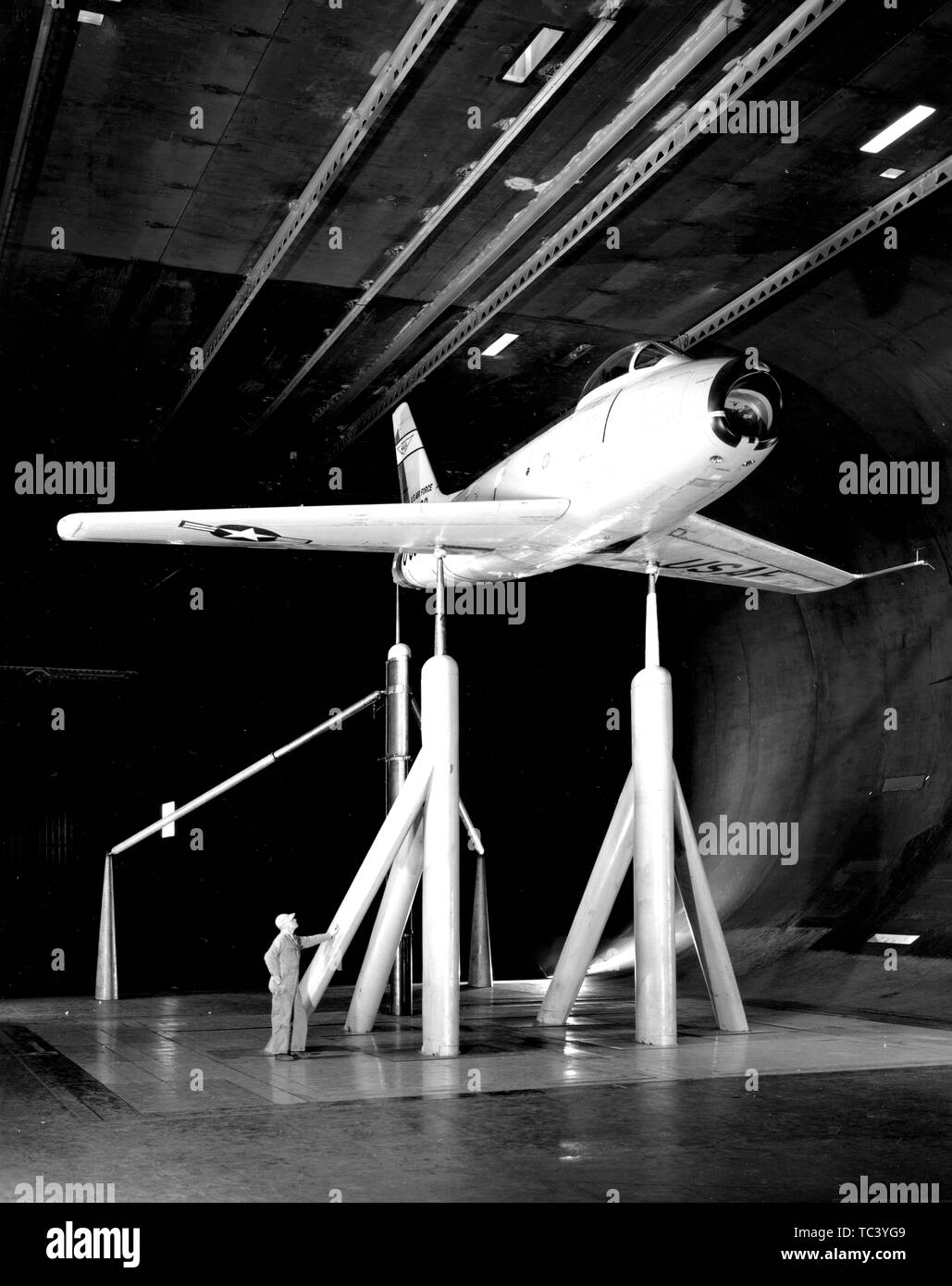 F-86 Flugzeuge in der MASSSTÄBLICHEN Wind Tunnel an der NACA Ames Aeronautical Laboratory, Moffett Field, Kalifornien, 1954 montiert. Mit freundlicher Genehmigung der Nationalen Luft- und Raumfahrtbehörde (NASA). () Stockfoto