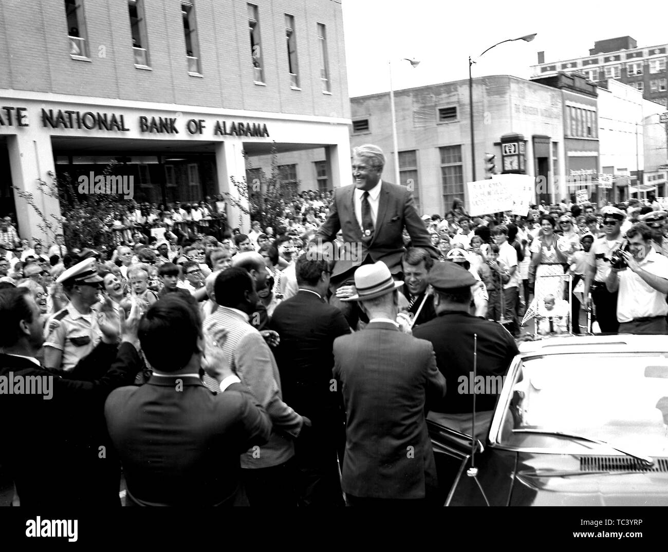 Dr. Wernher von Braun ist auf den Schultern der Stadt Beamte während der Feier der Splashdown von Apollo 11 in Huntsville, Alabama, 24. Juli 1969 durchgeführt. Mit freundlicher Genehmigung der Nationalen Luft- und Raumfahrtbehörde (NASA). () Stockfoto