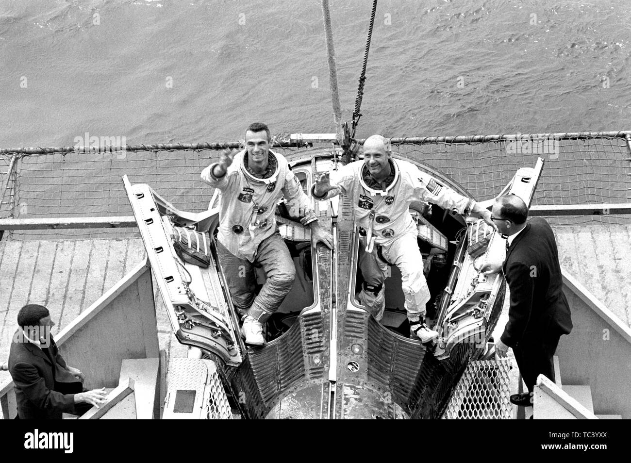 Astronauten Eugene Cernan und Thomas Stafford sind an Bord der Prime Bergungsschiff begrüßt, dem Flugzeugträger USS Wasp, 1966. Mit freundlicher Genehmigung der Nationalen Luft- und Raumfahrtbehörde (NASA). () Stockfoto