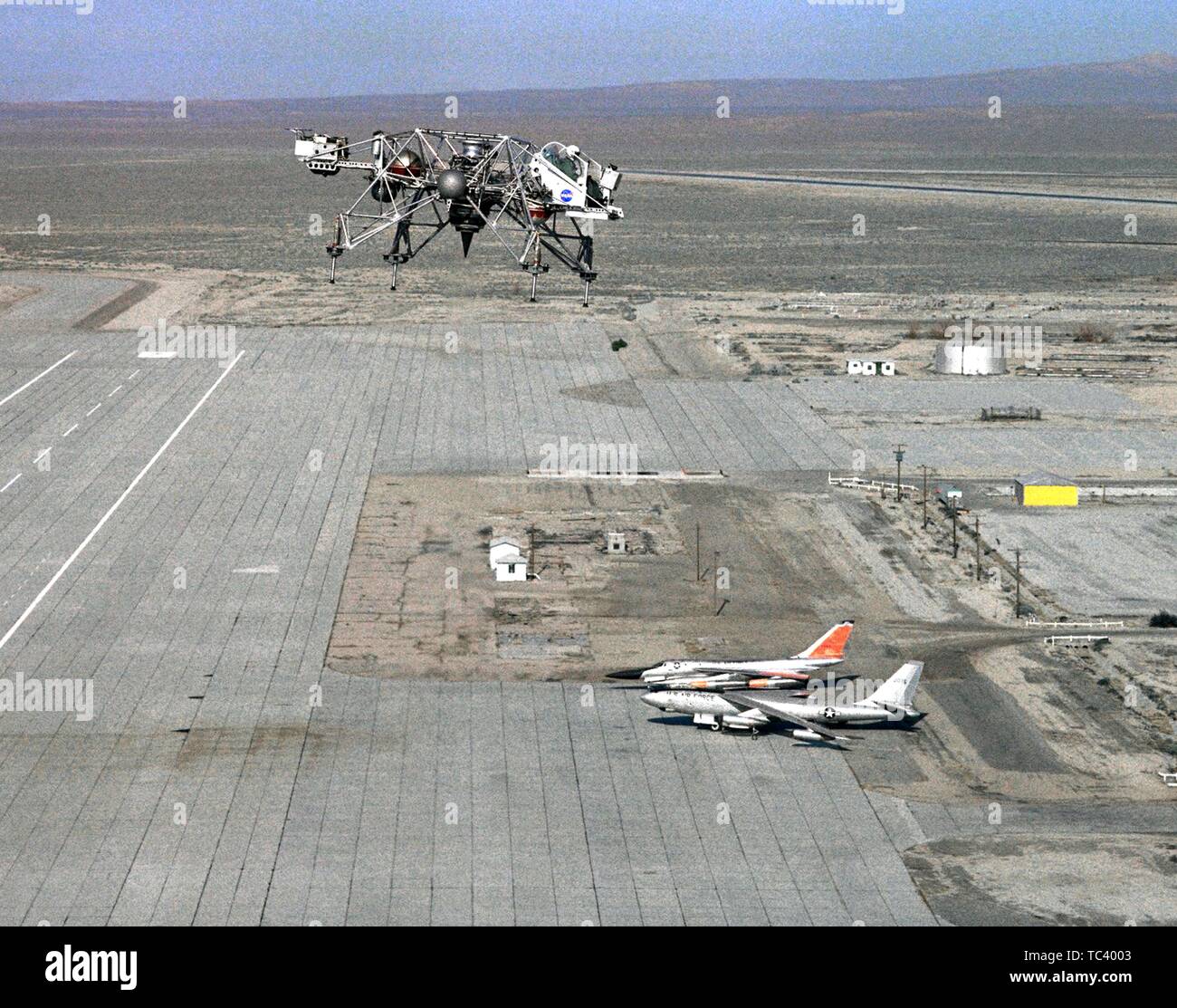 Mondlandung Forschung Fahrzeug (LLRV) fliegt über den Süden Basis auf der Edwards Air Force Base, Kern County, Kalifornien, 1965. Mit freundlicher Genehmigung der Nationalen Luft- und Raumfahrtbehörde (NASA). () Stockfoto