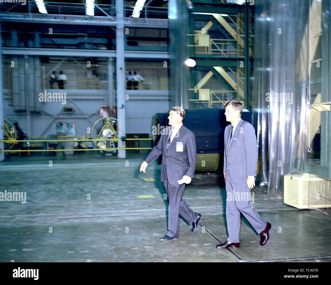 Präsident John F. Kennedy und Dr. Wernher von Braun tour Eine der Laboratorien des Marshall Space Flight Center, Huntsville, Alabama, 11. September 1962. Mit freundlicher Genehmigung der Nationalen Luft- und Raumfahrtbehörde (NASA). () Stockfoto