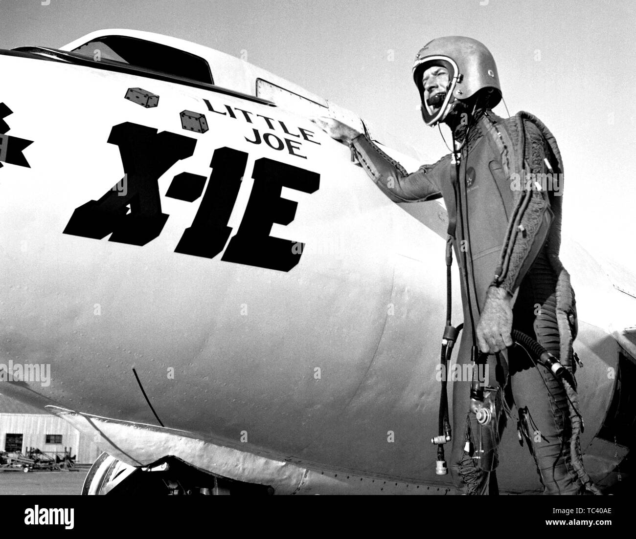 Pilot Joe Walker stellt neben der X-1E Flugzeuge bei der NASA High-Speed Flight Station, Edwards, Kalifornien, 1958. Mit freundlicher Genehmigung der Nationalen Luft- und Raumfahrtbehörde (NASA). () Stockfoto