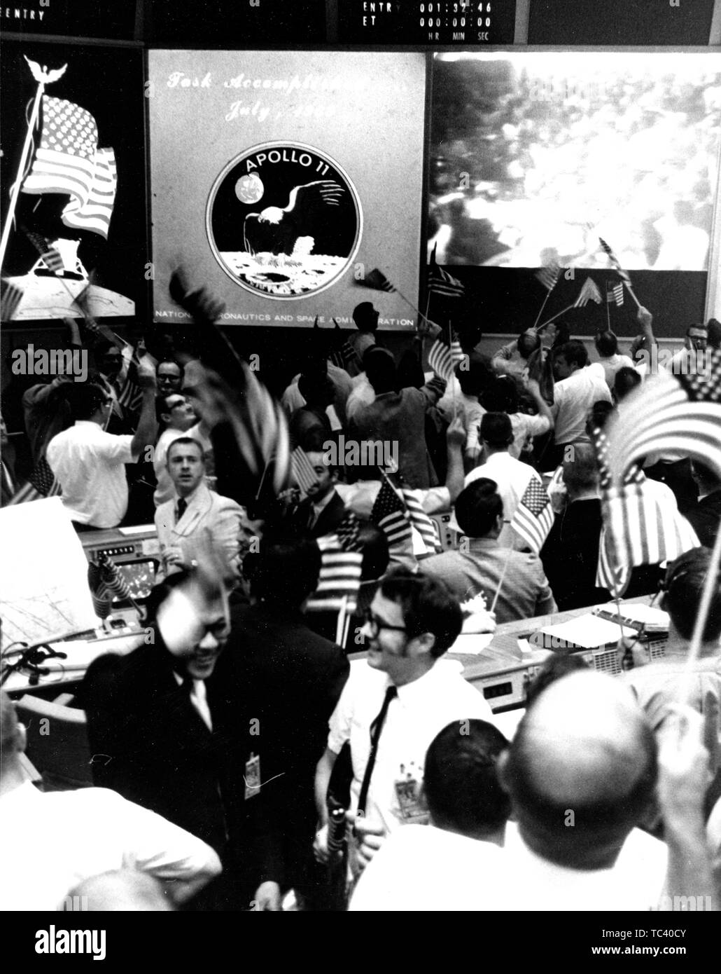 Flight Control Personal feiern den erfolgreichen Abschluss der Apollo 11 Mondlandung Mission an der Mission Operations Control Room im Mission Control Center, Gebäude 30, bemannte Raumfahrzeuge Center, Houston, Texas, 24. Juli 1969. Mit freundlicher Genehmigung der Nationalen Luft- und Raumfahrtbehörde (NASA). () Stockfoto