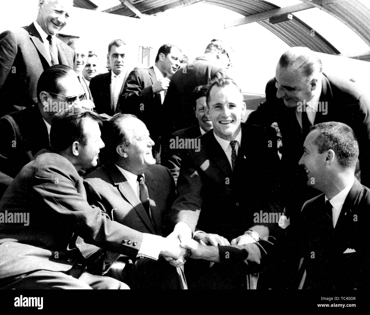 Sowjetische Kosmonaut Juri Gagarin Händeschütteln mit Gemini 4 Astronauten der NASA, Edward H. Weiß II und James A. McDivitt auf der Paris Air Show, 19. Juni 1965. Mit freundlicher Genehmigung der Nationalen Luft- und Raumfahrtbehörde (NASA). () Stockfoto