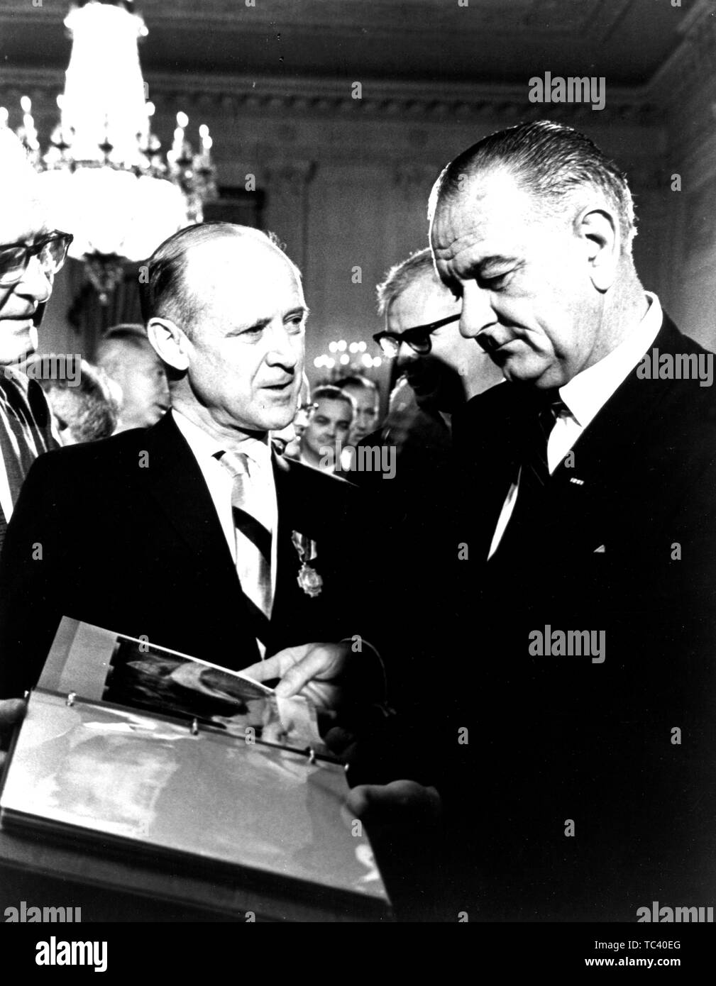 Direktor des Jet Propulsion Laboratory Dr. William Henry Pickering Vorstellung Mariner Raumfahrzeug Fotos zum Präsidenten Lyndon Baines Johnson, 29. Juli 1965. Mit freundlicher Genehmigung der Nationalen Luft- und Raumfahrtbehörde (NASA). () Stockfoto