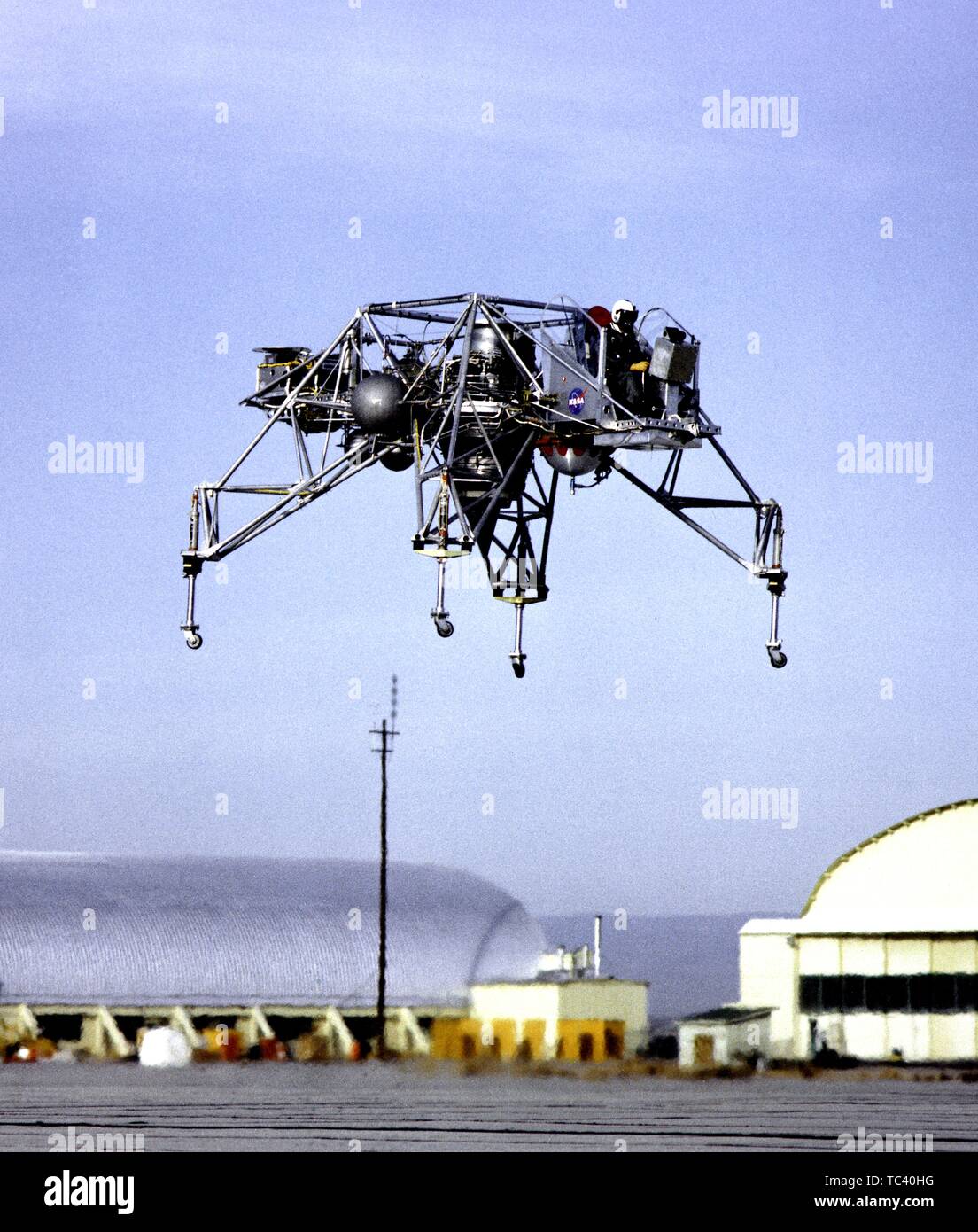 Foto von der Mondlandung Forschung Fahrzeug (LLRV) Nummer 1 im Flug an der Basis von Edwards Air Force Base, Kern County, Kalifornien, 1964. Mit freundlicher Genehmigung der Nationalen Luft- und Raumfahrtbehörde (NASA). () Stockfoto