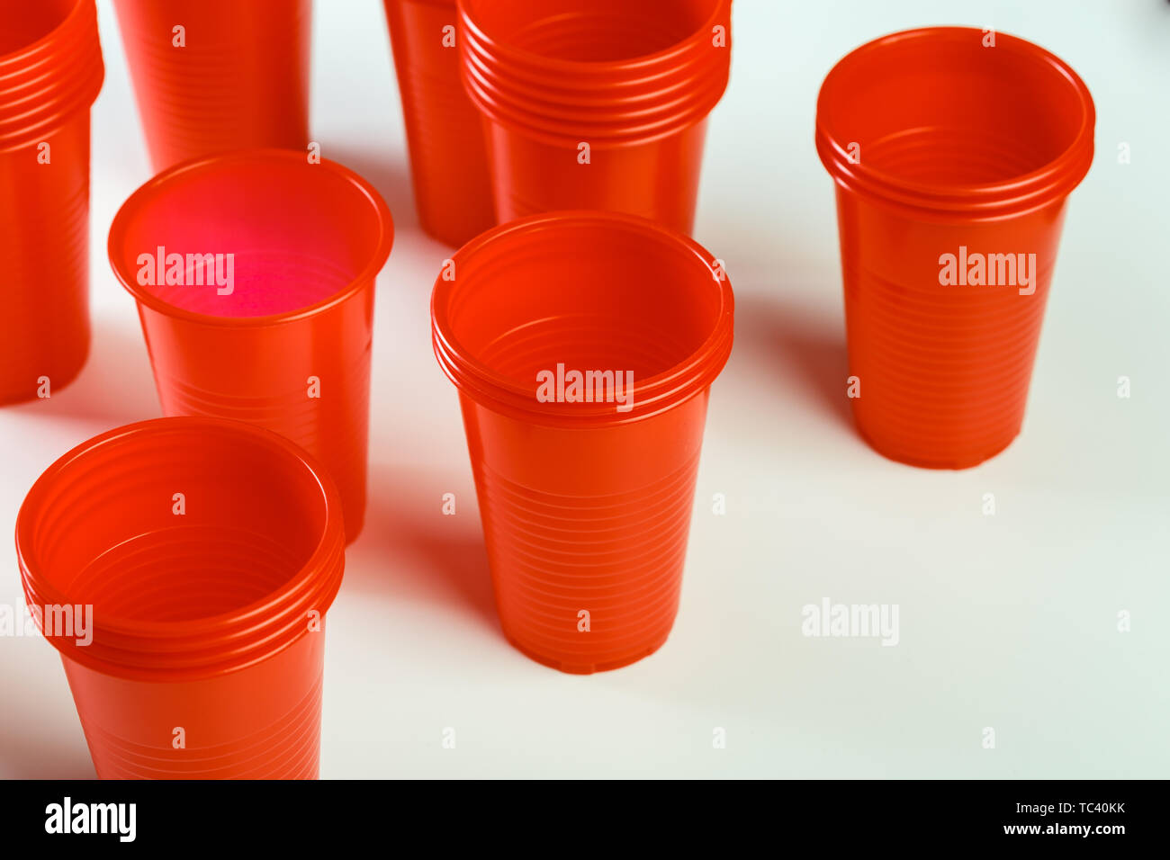 Rot Einweg Plastikbecher Stockfoto